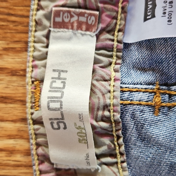 Levis - Picture 2 of 5